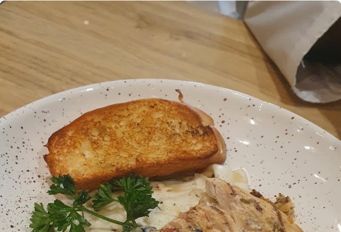 Creamy chicken pasta plated with garlic toast at Second Cup Johar Town